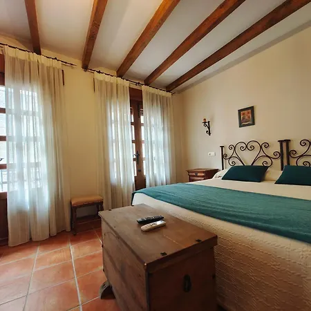Guest house La De Bayuela 3*